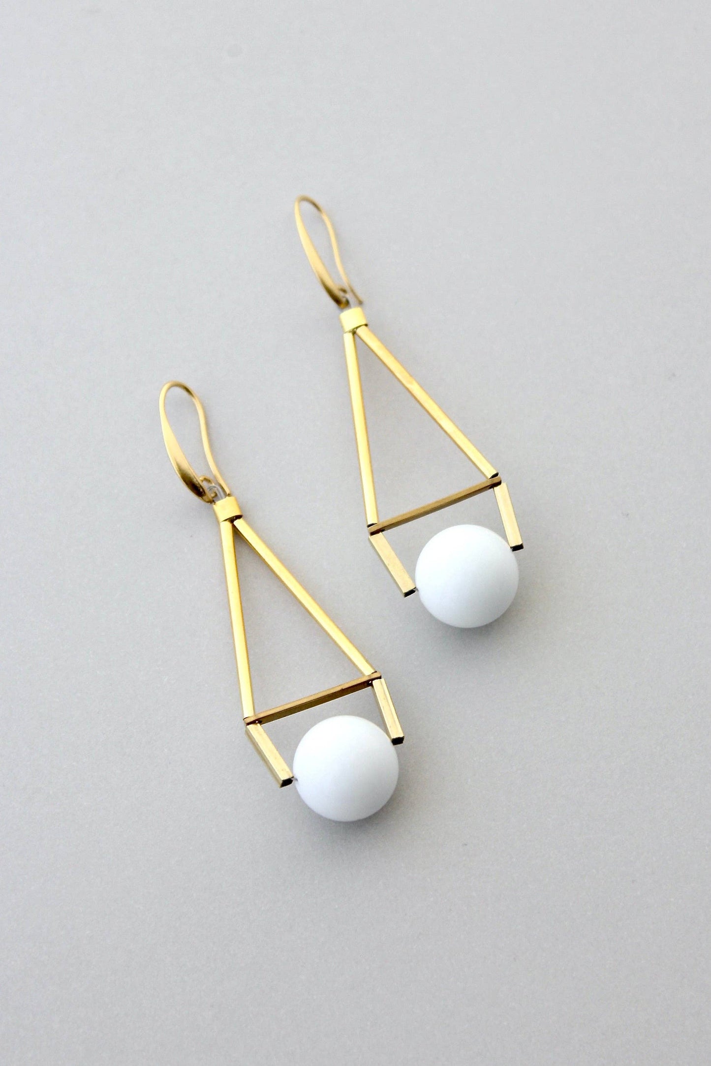 GNDE76 white and brass geometric earrings