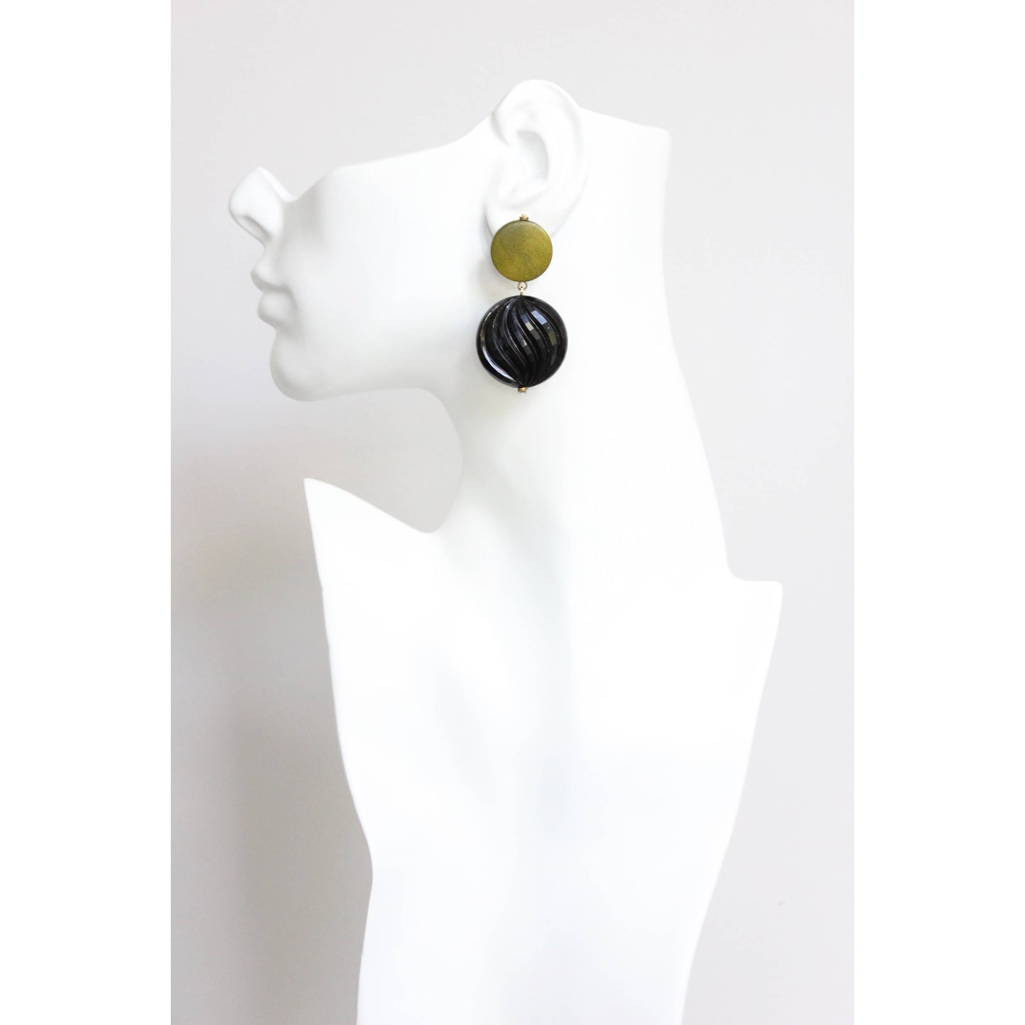 FERE40 Vintage black swirl post earrings