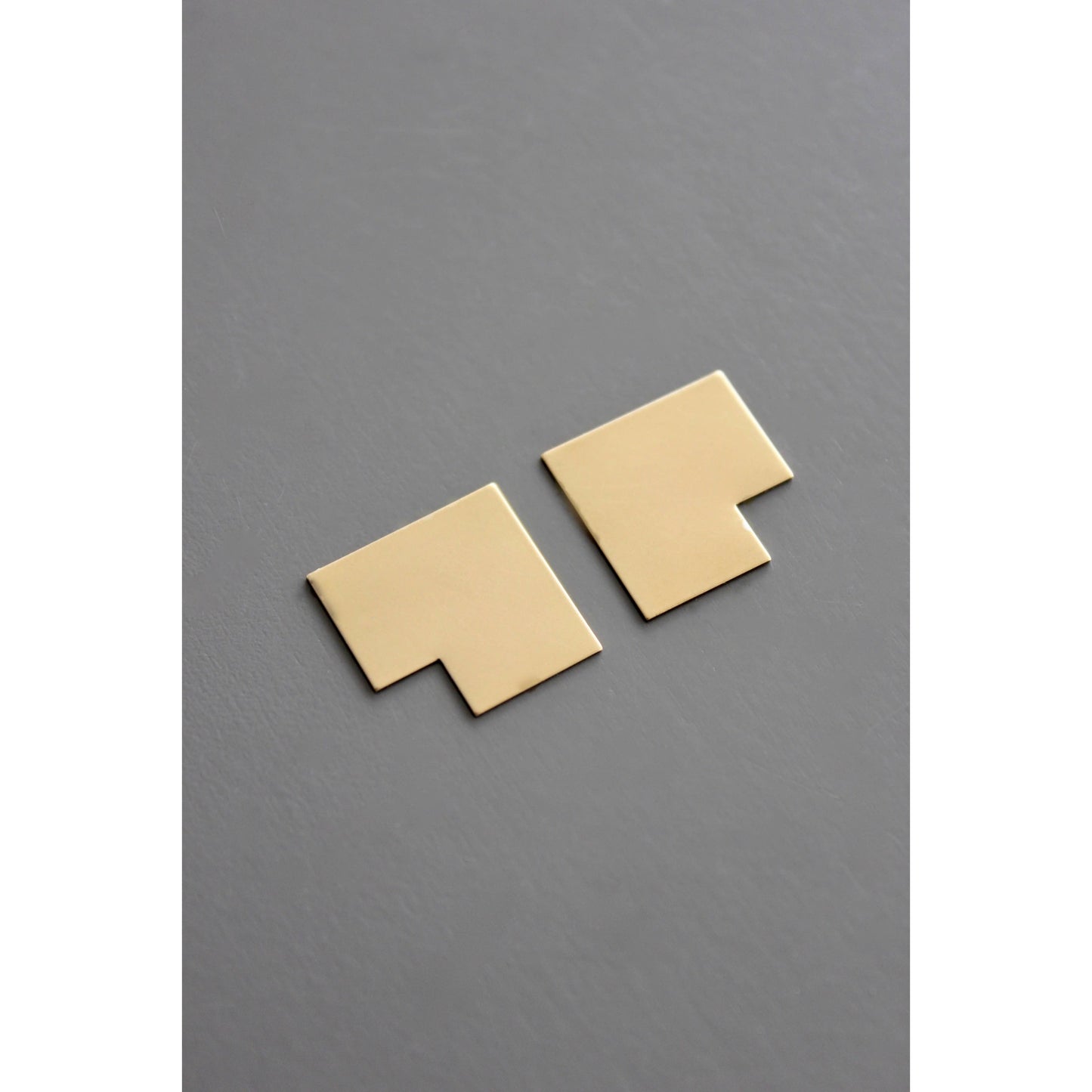 BKNE59 Brass L shaped posts