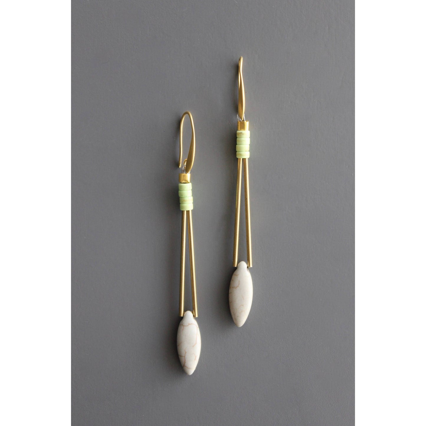 BKNE46 Geometric gray and mint stone earrings