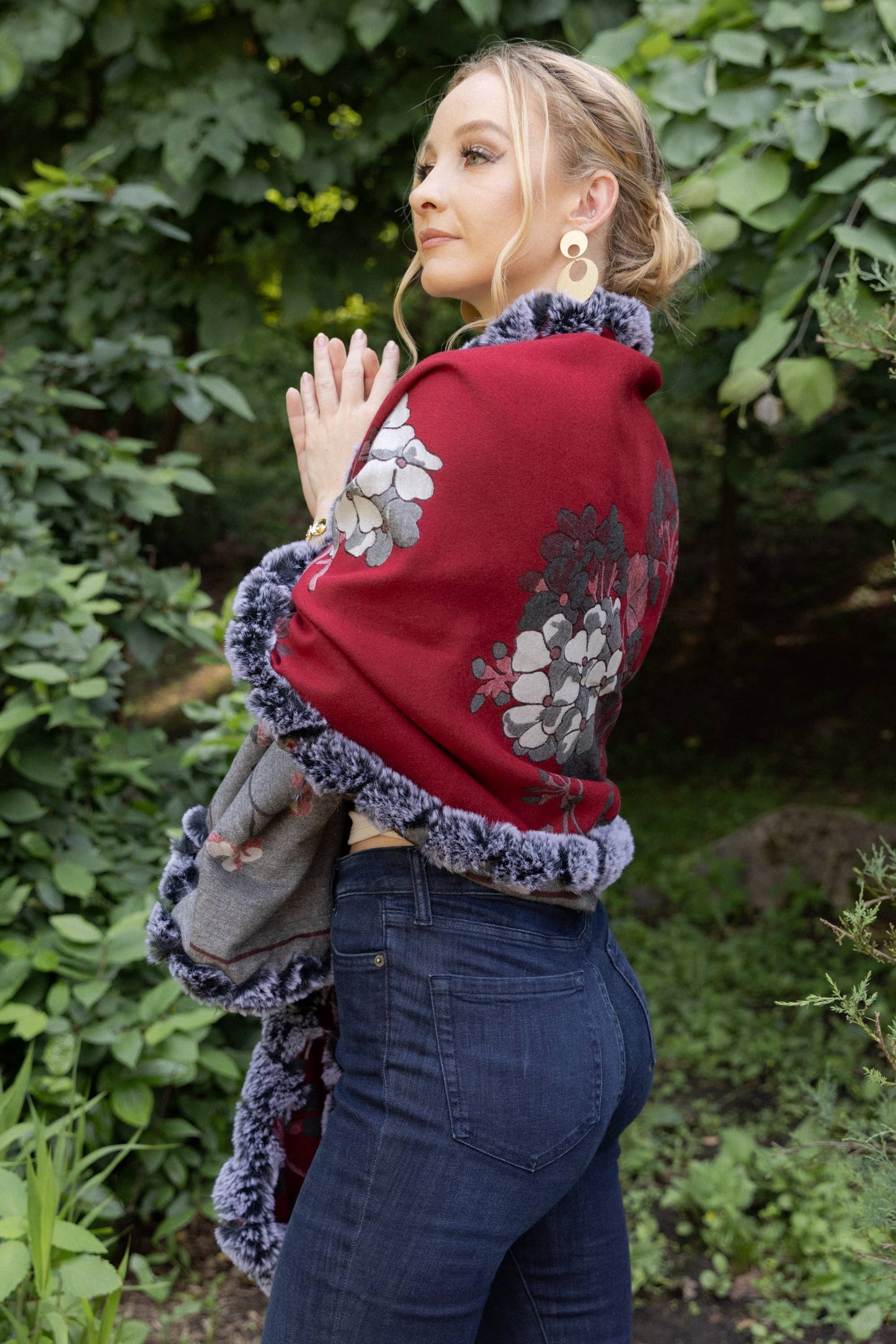 Blooming Faux Fur Scarf: Black