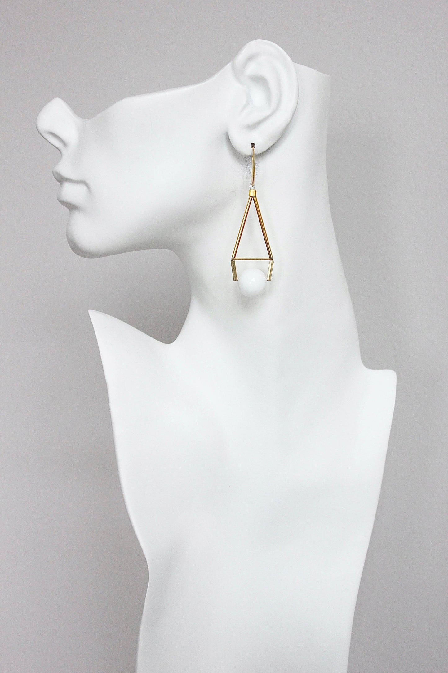 GNDE76 white and brass geometric earrings