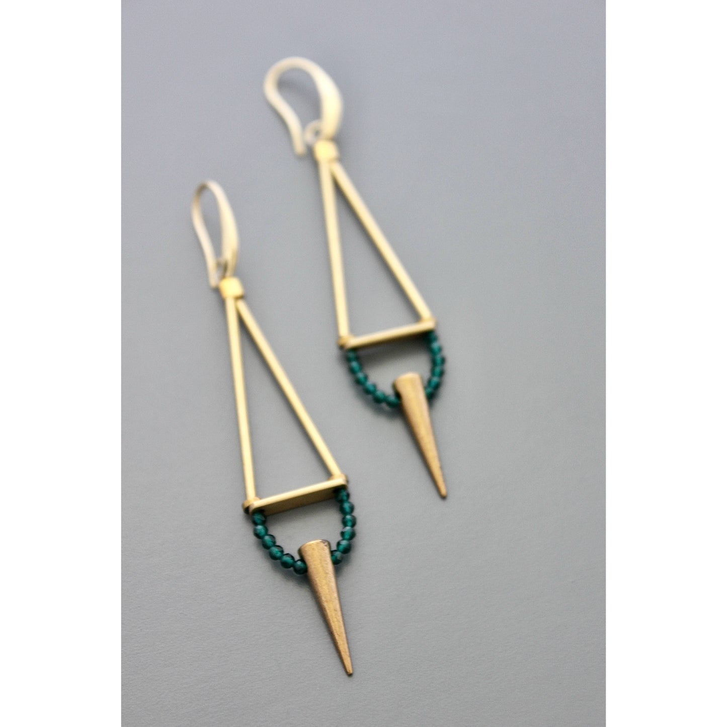 FERE100 Geometric green onyx spike earrings