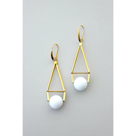 GNDE76 white and brass geometric earrings